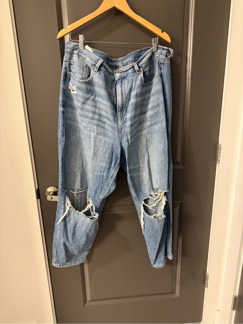 American Eagle Outfitters Women’s Light Blue Ripped Relaxed Mom Jeans